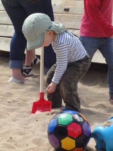 Kinder im Garten - Sandkasten