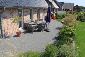 Gartenplanung - Terrasse aus Betonsteinen 