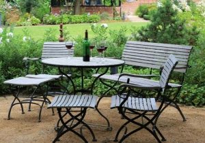 Tisch mit Stühlen und Wein Ahrensburg